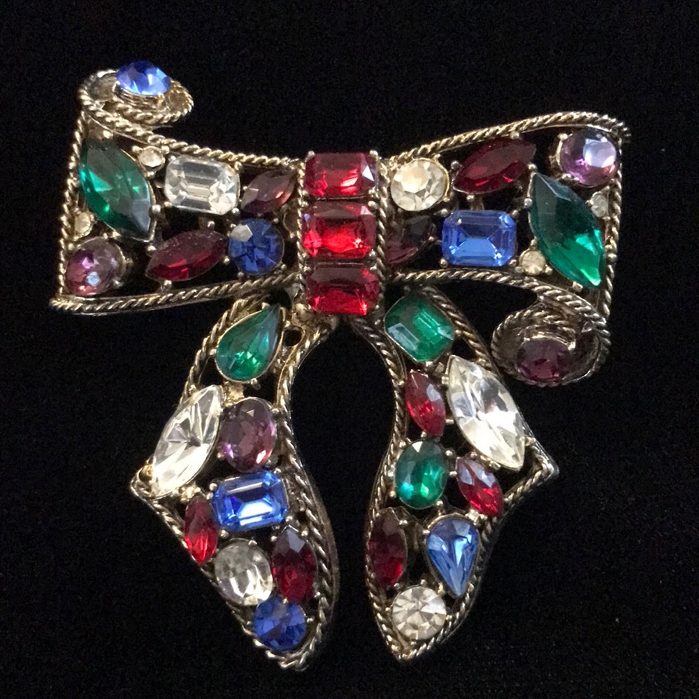 Vintage Bow Brooch w/gorgeous rhinestones!